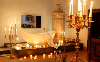Hochzeitssuite, romantisch mit Kerzen eingerichtet. Zu sehen ist die moderne freistehende Badewanne der Suite.