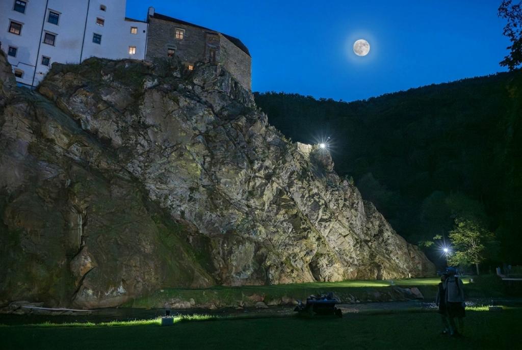 Schloss Herberstein bei Nacht mit Vollmond.