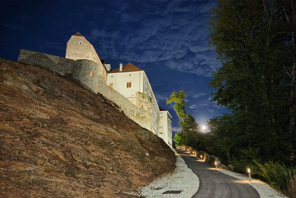 Bei der Vollmondwanderung im Schloss Herberstein ergibt sich dieser Blick auf die alte Burg, mit dem Vollmond im Hintergrund